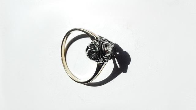 gold-jewelry-640x480-93841909.jpeg