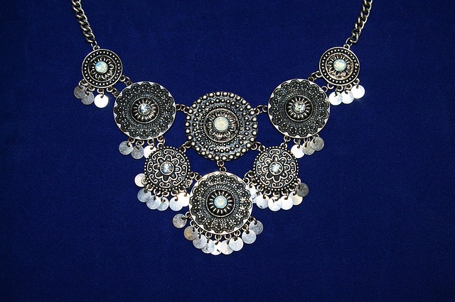 luxury-necklace-640x480-71253451.jpeg