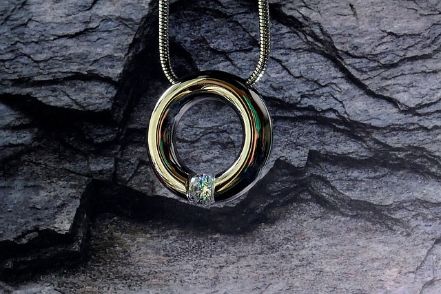 pearl-necklace-640x480-73010132.jpeg