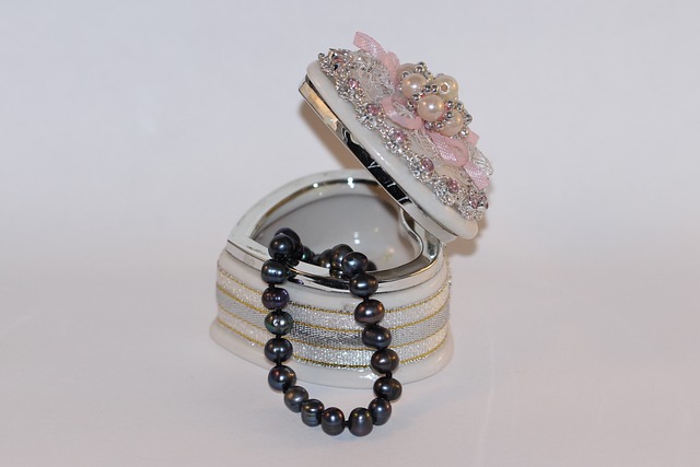 wedding-jewelry-640x480-65177098.jpeg