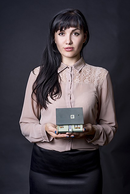 real-estate-agent-640x480-75871070.jpeg