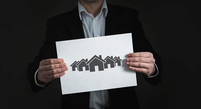 real-estate-agent-near-me-640x480-78436210.jpeg