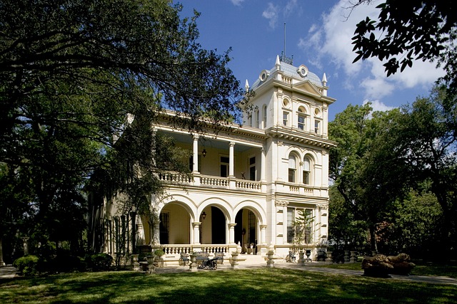 real-estate-agent-near-san-marcos-640x480-46578020.jpeg