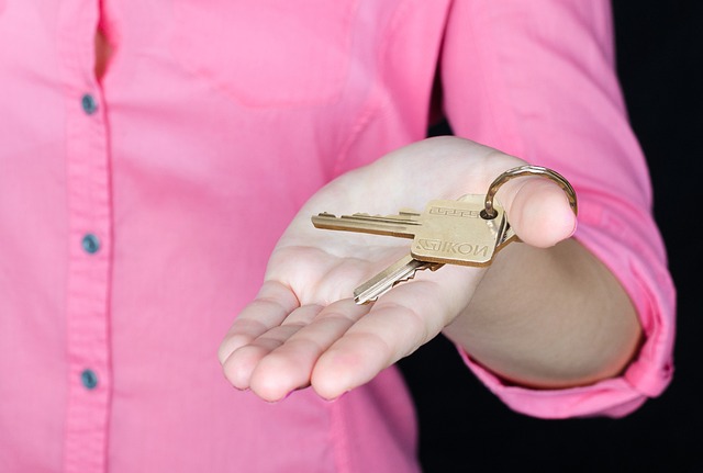 real-estate-agent-near-san-marcos-640x480-65580870.jpeg